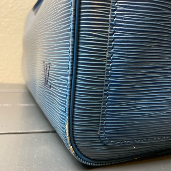 SOLD!! 🎉Louis Vuitton Speedy 30 Shoulder Bag Blue Epi Leather - Picture 14 of 15
